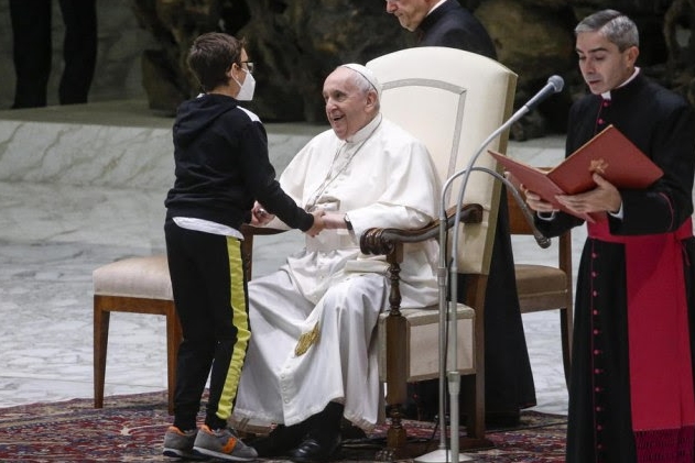 Го украде шоуто: 10-годишно момче му пријде на Папата и остана покрај него за време на аудиенцијата