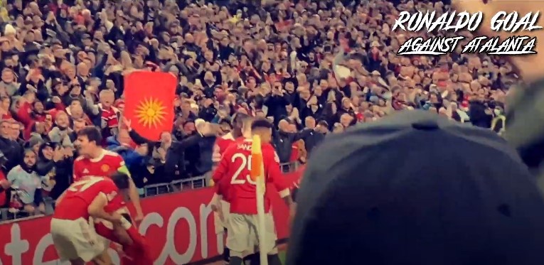 Македонски навивач експлодираше од радост на Олд Трафорд – го развеа знамето од Кутлеш веднаш зад Роналдо (ФОТО)