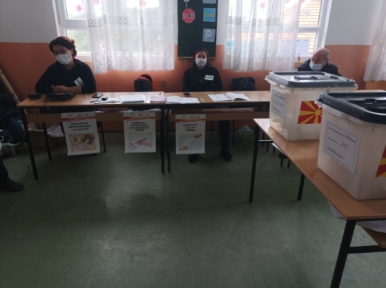Надминати техничките проблеми: Во општина Карбинци тече гласањето