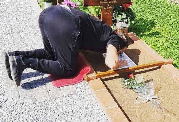 Легна врз неговиот гроб, па започна да го гушка и гали – за оваа фотографија на српскиот пејач зборуваат сите (ФОТО)