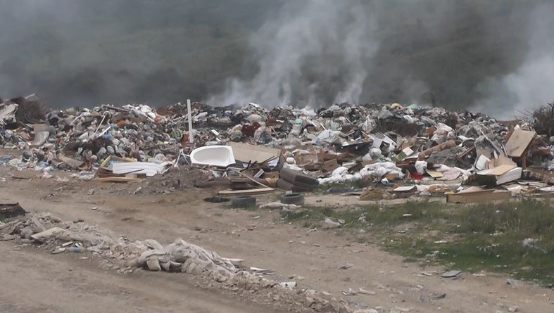 Граѓаните се гушат во час: Повторно гори дивата депонија во Тетово