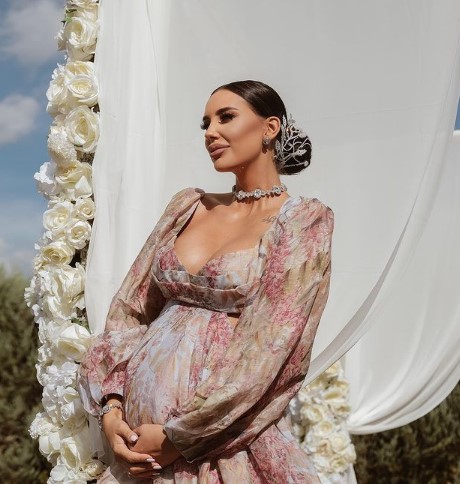 Објавена снимка како изгледа српската пејачка 14 дена по породувањето – на жените ќе им падне вилицата само поради овој детаљ (ФОТО)