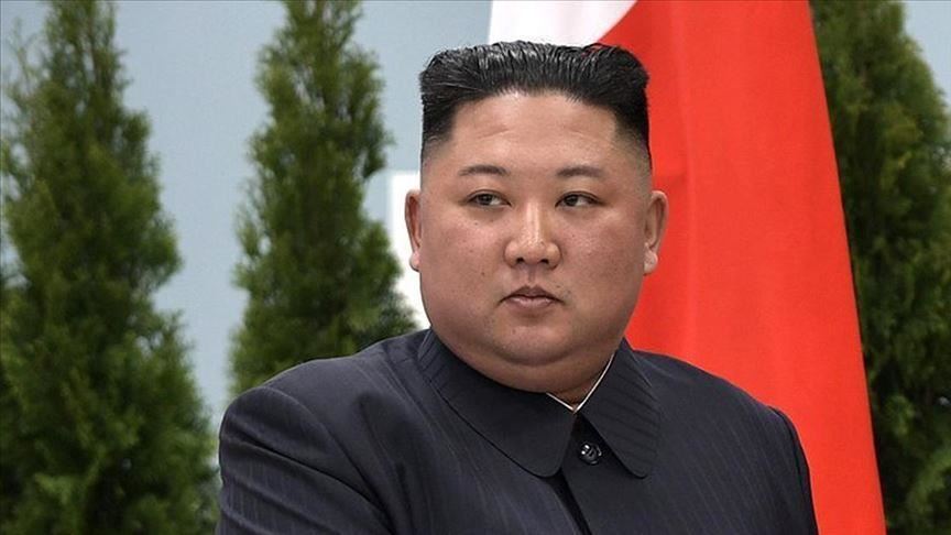 Модниот свет во неверување откако го видоа лидерот на Северна Кореја како зачекори на црвениот тепих – прв пат носи вакво нешто (ВИДЕО)