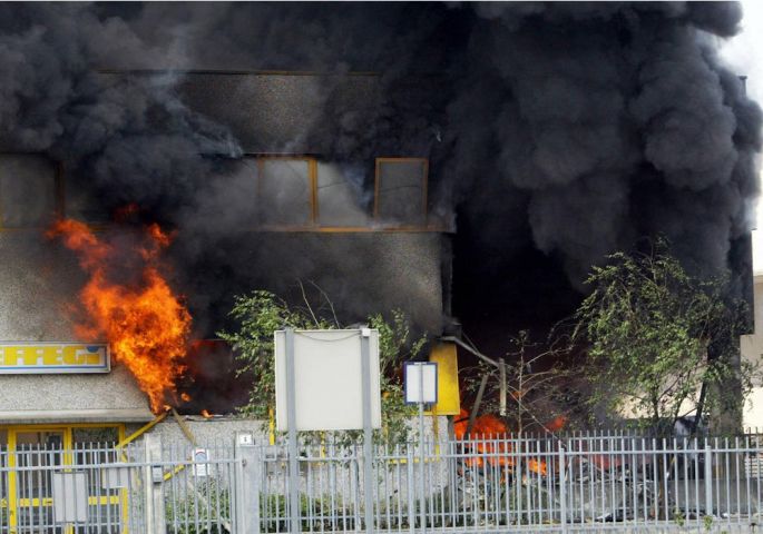 Голема трагедија во Милано: Авион се заби во зграда, има мртви –  зградата во пламен, остатоци на сите страни (ВИДЕО)