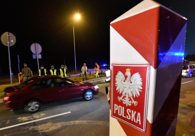 Полска планира оградата од бодликава жица на границата со Белорусија да ја замени со бариера