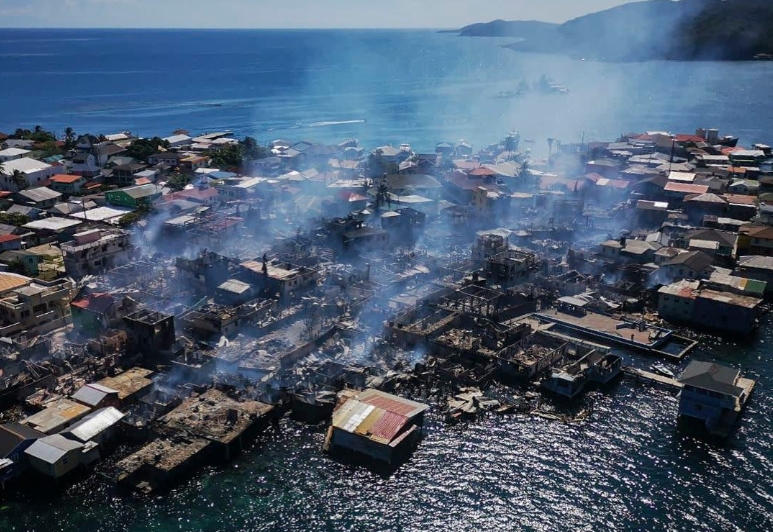 ФОТО+ВИДЕО: Голем пожар на карипски остров, уништени 200 куќи