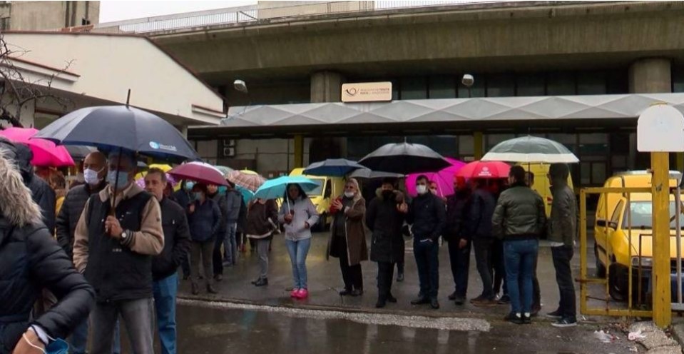 Вработените од „Македонска пошта“ во Охрид излегоа на протест: Платите им доцнат, немаат основни услови за работа