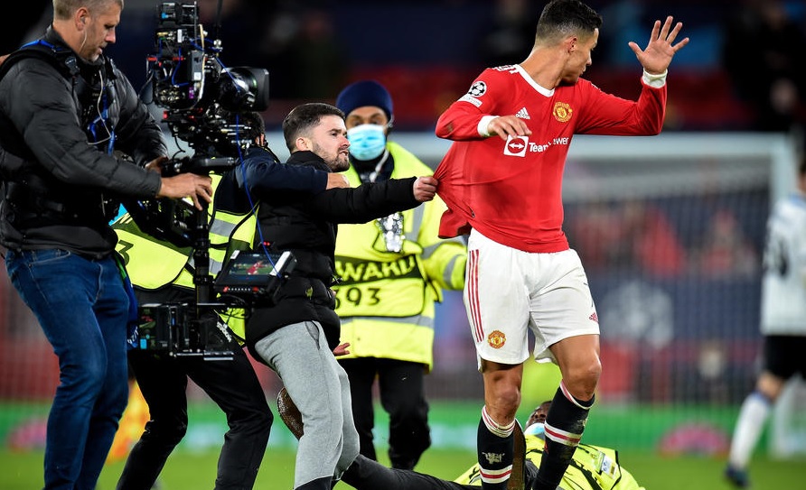 ВИДЕО: Навивач го сакаше дресот на Роналдо, а потоа се разочара од реакцијата на Португалецот