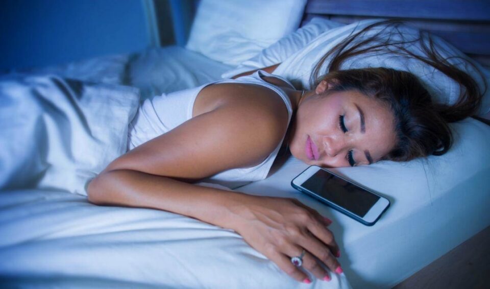 Тргнете го телефонот додека спиете, еве каков ризик ви носи ако е во ваша близина