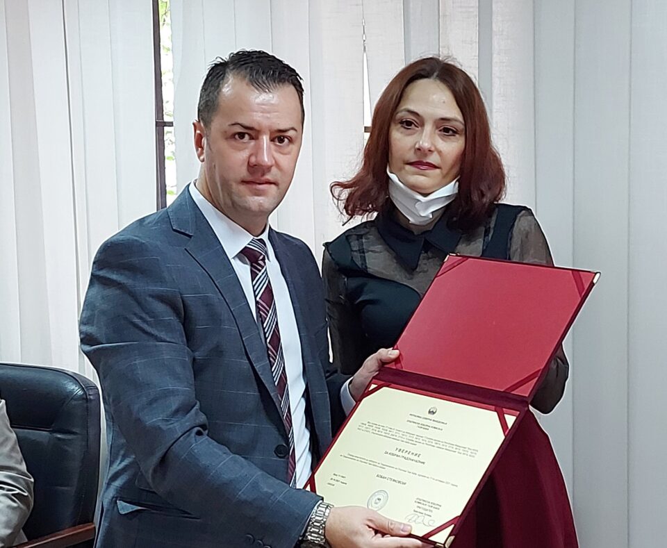 Општинската изборна комисија Гази Баба му го додели уверението за избран градоначалник на Бобан Стефковски