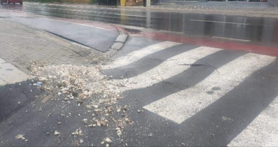„Охрид 24“: Почна да пука асфалтот на најпромовираниот проект на Константин Георгиески (ФОТО)