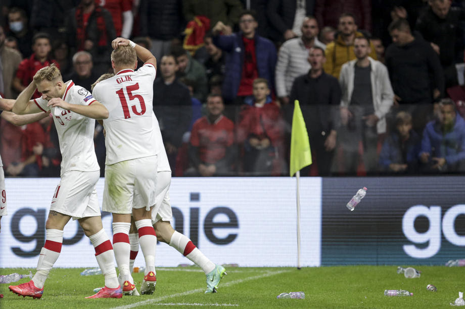 Натпреварот Албанија – Полска беше прекинат 20 минути, домашните навивачи фрлаа шишиња кон Полјаците