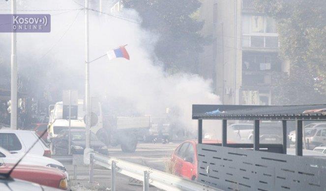 Солзавец на протестите во Северна Митровица против акцијата на косовската полиција