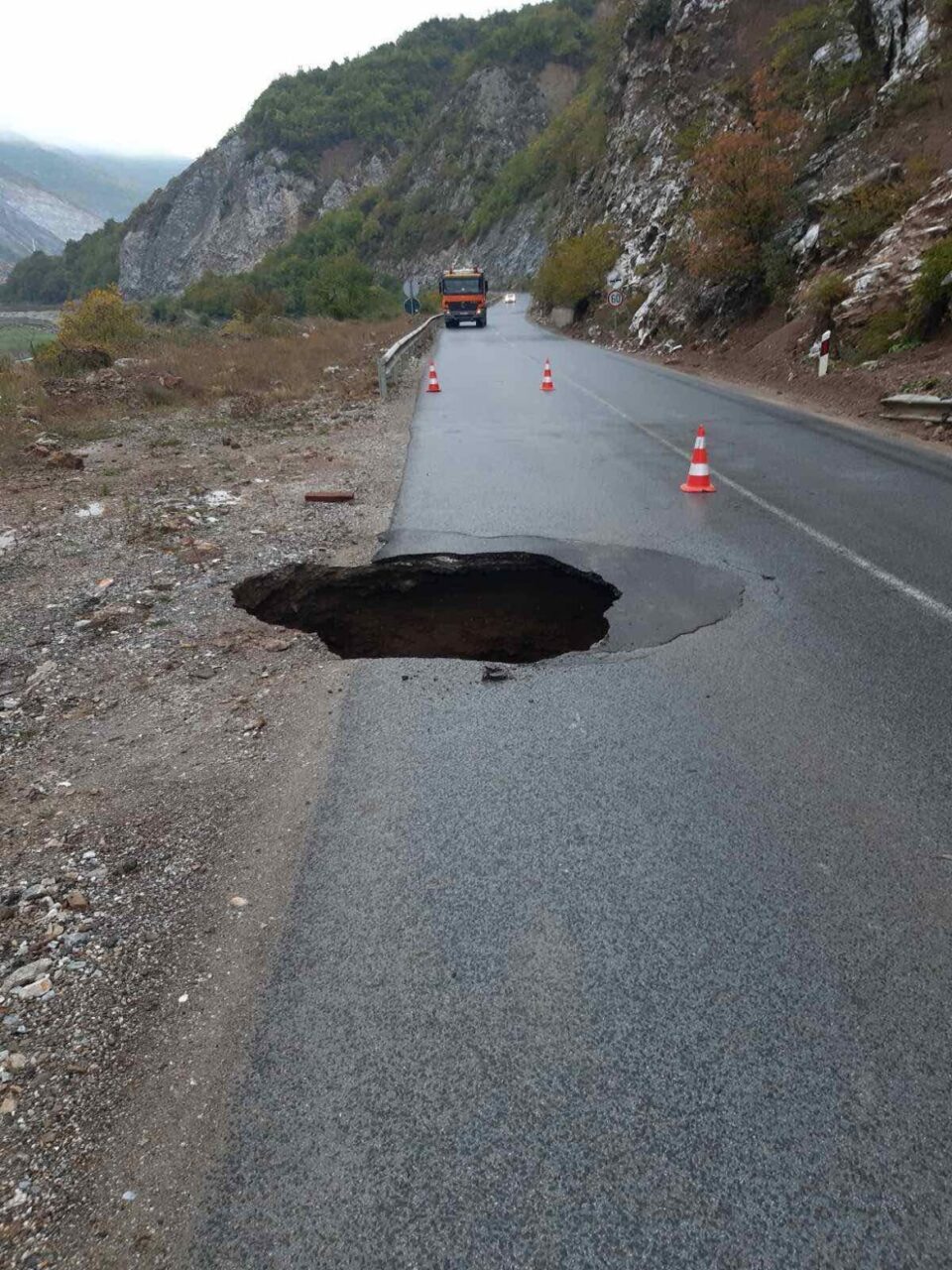 (ВИДЕО) Дупка длабока 10 метри се отвори на патот кај Косоврасти
