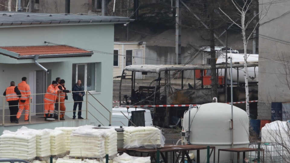 ФОТО: Изгорениот автобус пренесен во поранешна касарна во Перник