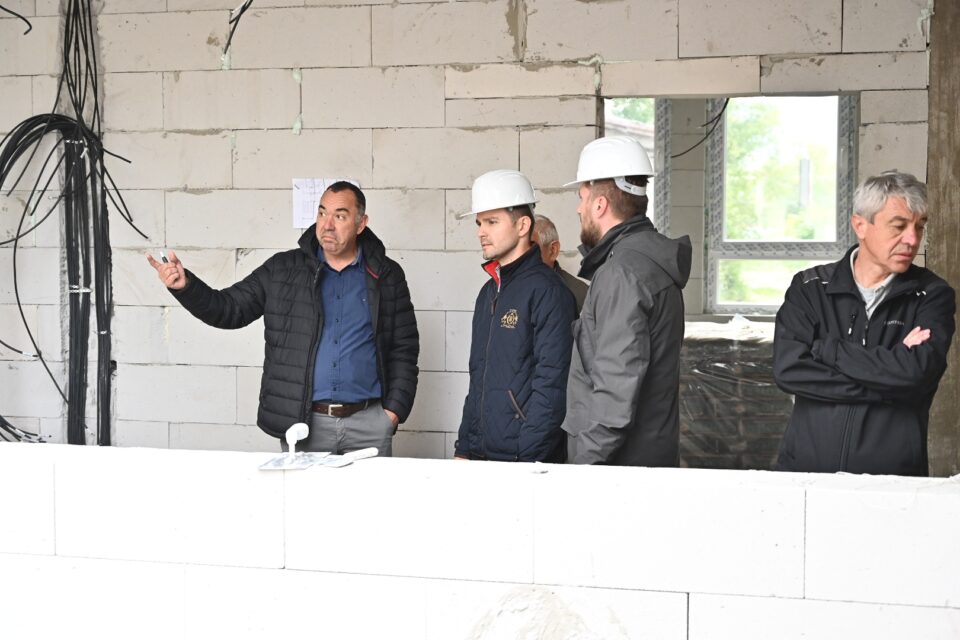 Муцунски заедно со носителот на советничката листа Митески извршија увид во градежните активности кај градинката „Црвенкапа“