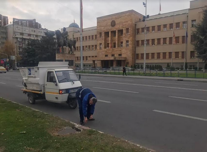 Екипи на терен: Акција за чистење на атмосферската канализација во Скопје (ФОТО)
