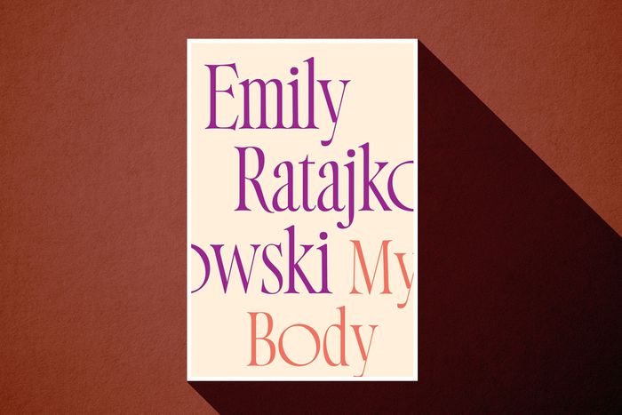Емили Ратајковски ја објави книгата „Моето тело“