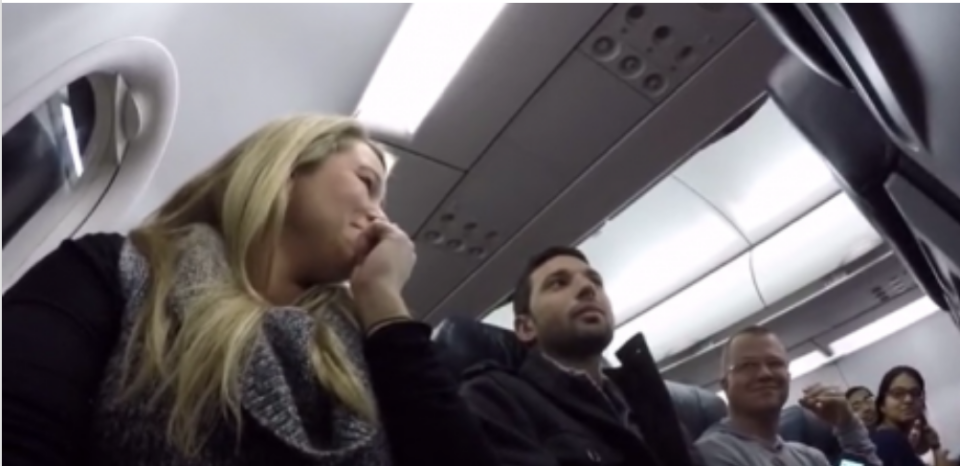 Пилотот му соопшти дека ќе стане татко, а неговата бремена сопруга го сними моментот – никој не очекуваше ваква реакција (ВИДЕО)