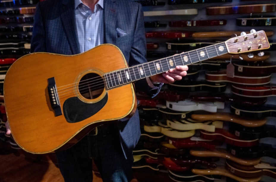 ФОТО: Продадена акустичната гитара на Ерик Клептон