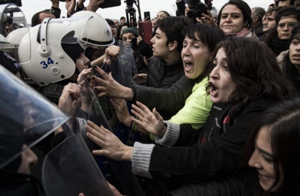 Турската полиција со солзавец растера протести против насилство врз жени