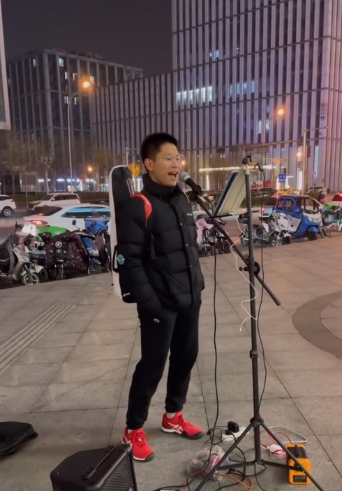 Кинез среде улица во Пекинг пее песни од Тоше Проески – овие видеа ќе ви го згреат срцето и ќе ве направат горди (ВИДЕО)
