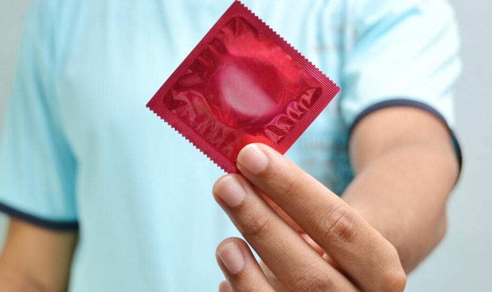 Макрон најави бесплатни кондоми за младите од 18-25 години