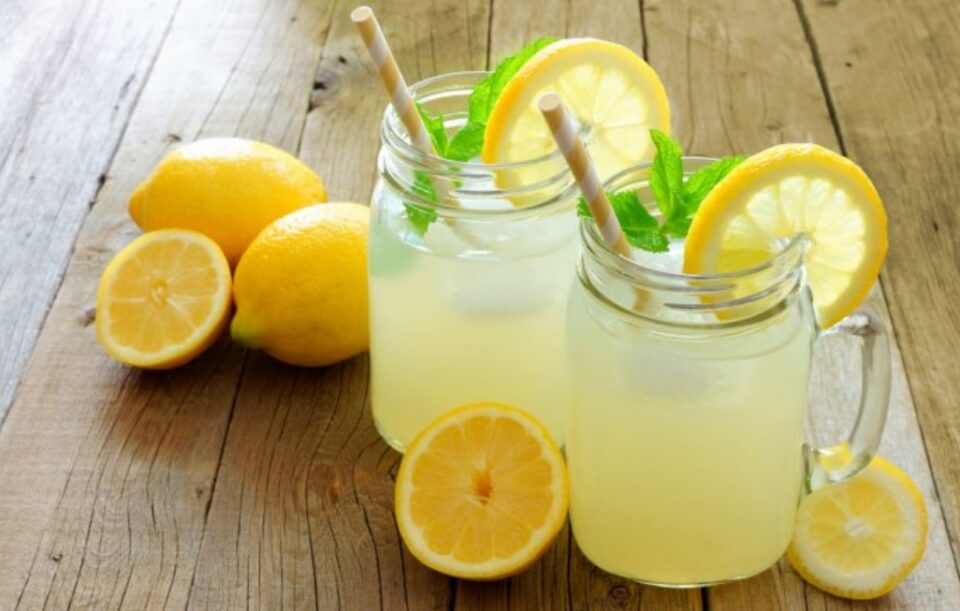 Дознајте ги: Ова се сите придобивки од топлата лимонада
