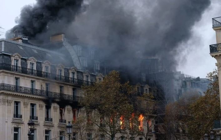 ВИДЕО: Голем пожар во центарот на Париз, го гаснеа 46 противпожарни екипи
