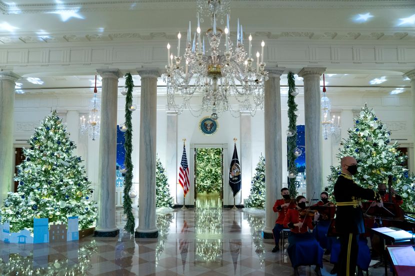 Глетка како од бајките: Белата куќа блесна во целиот свој сјај по повод божиќните празници, на една од елките интересен детаљ со фотографии