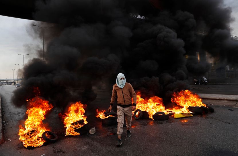 Потресни сцени од Либан: Протести низ целата земја поради економската криза (ФОТО)