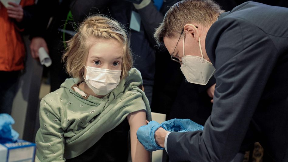 Германскиот министер за здравство лично вакцинираше две деца против Ковид