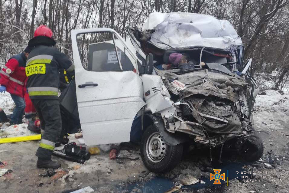 СТРАВИЧНО: Најмалку 10 лица загинаа во судир на камион и минибус- голема трагедија во Украина (ФОТО)