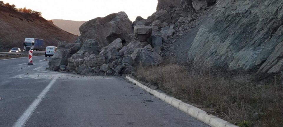 ФОТО ВЕСТ: Одронот на автопатот Штип – Миладиновци уште стои