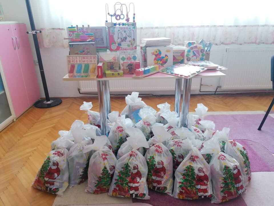 Градоначалникот на Вевчани и донаторот „Бизи груп“ донираа пакетчиња во детската градинка во општината