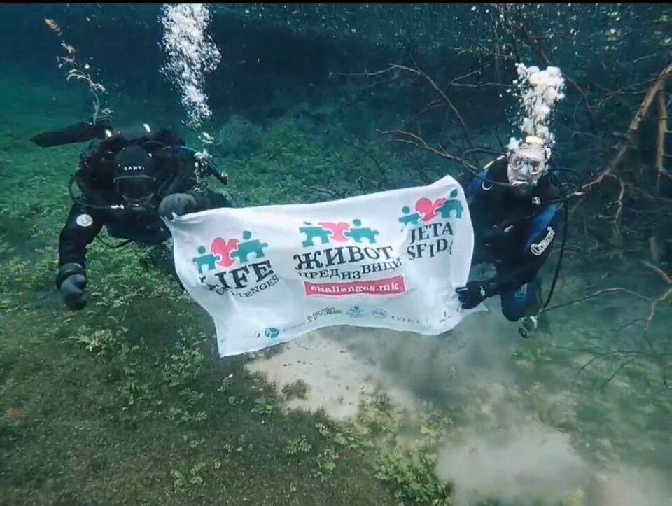 ВИДЕО: На дното на Охридското Езеро поставена подводна елка во знак на поддршка на лицата со ретки болести