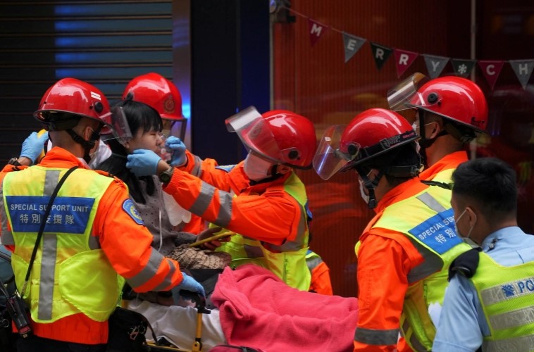 Хонгконг: Пожар во СТЦ, околу 300 луѓе заробени на покривот