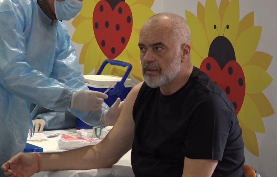 ВИДЕО: Еди Рама ја прими третата „бустер“ доза против Ковид-19