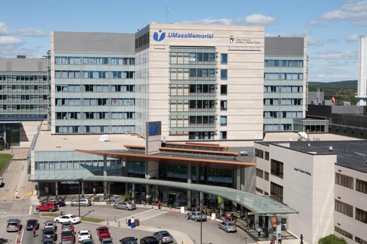 САД: Управата на болница во Бостон отпушти речиси 200 невакцинирани работници