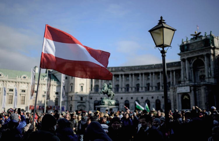 Масовен протест против епидемиолошките мерки во Виена, има инциденти и апсења