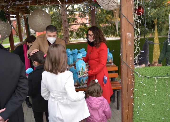 Директорот на скопски Водовод со подароци за дечињата од СОС Детско Село
