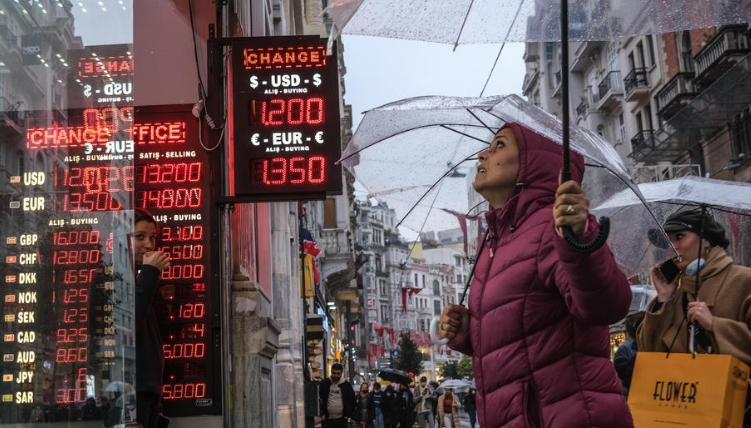 Турската централна банка по третпат овој месец интервенира на пазарите за да ублажи пад на лирата