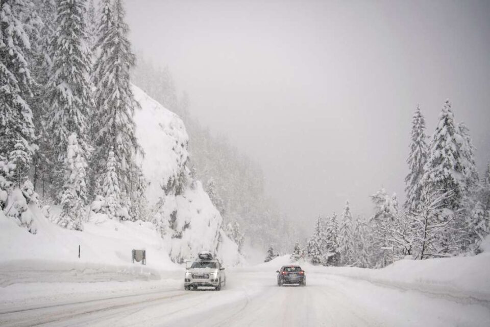 Девет лица повредени: Обилни снежни врнежи во Австрија предизвикаа сообраќаен хаос