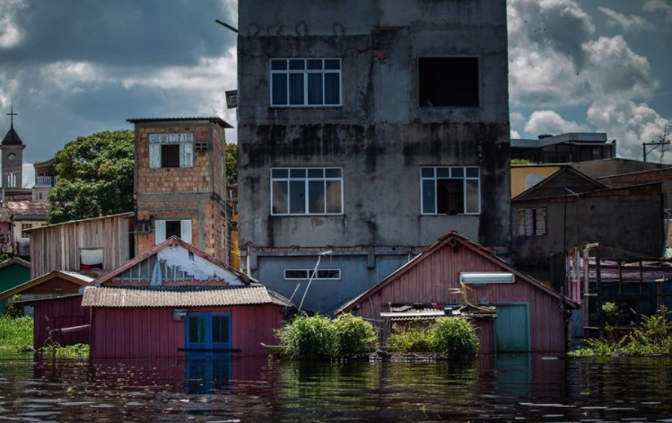Поради поројни дождови евакуирани над 11.000 Бразилци