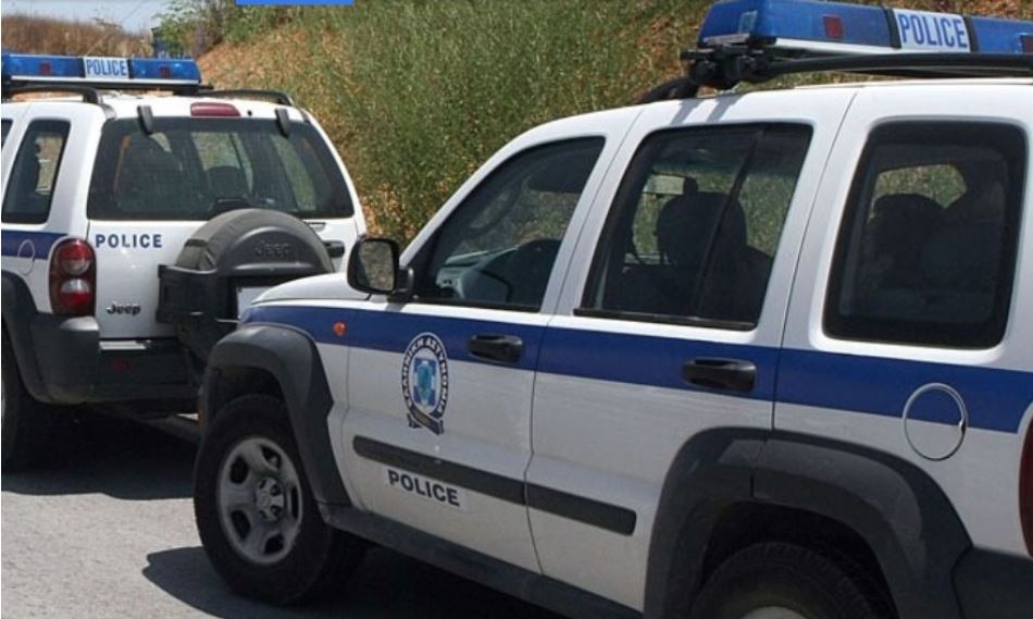 Грчката полиција разби криминална организација што нелегално издавала грчки пасоши и документи на криминалци од други земји
