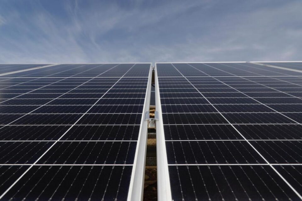 Стапија на сила олеснетите правила за монтажа на соларни панели за струја