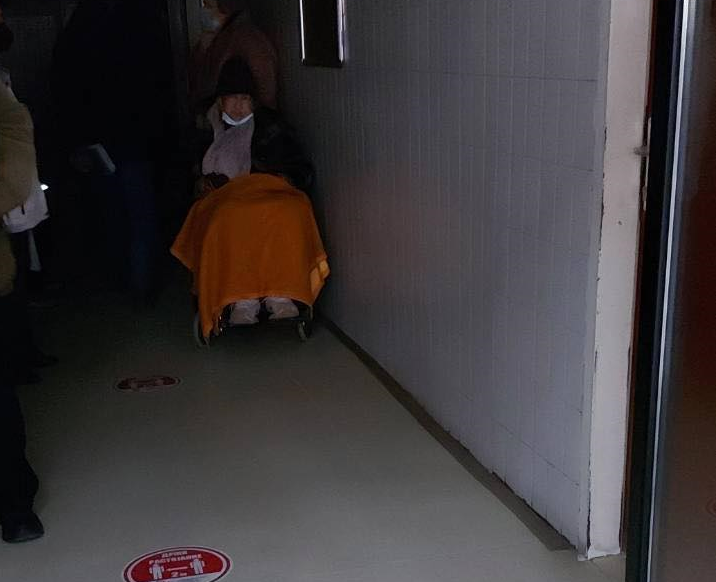 ФОТО: Без струја дел од Клиничкиот центар во Скопје, пациенти во темница чекаат по ходници
