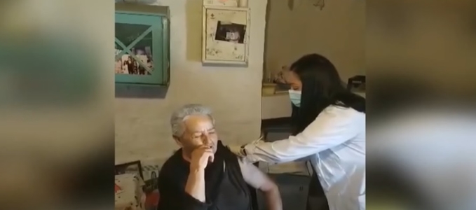 Се вакцинираше единствената жителка на малиот грчки остров Кинарос