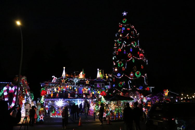 ФОТО ГАЛЕРИЈА: Куќа во Канада украсена со над 200.000 божиќни украси