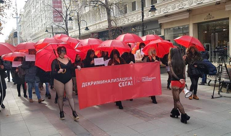 Сексуалните работници традиционално најавија марш на црвените чадори низ Скопје